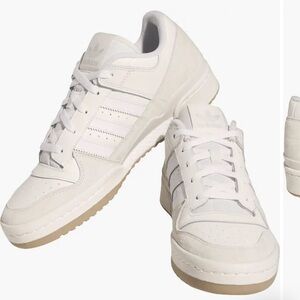 Adidas Forum low basketball sneaker